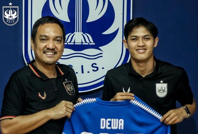 Alfeandra berpose usai perpanjang kontrak bersama PSIS Semarang.