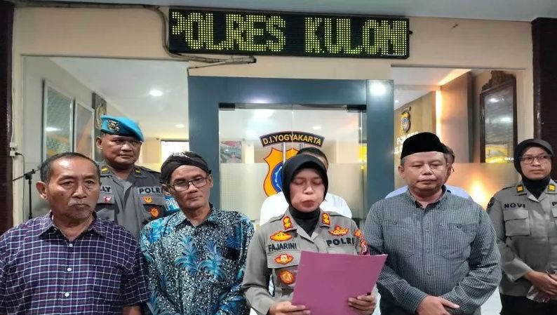 Kapolres Kulon Progo AKBP Muharomah Fajarini memberikan keterangan terkait penutupan Patung Bunda Maria di Degolan, Bumirejo.*