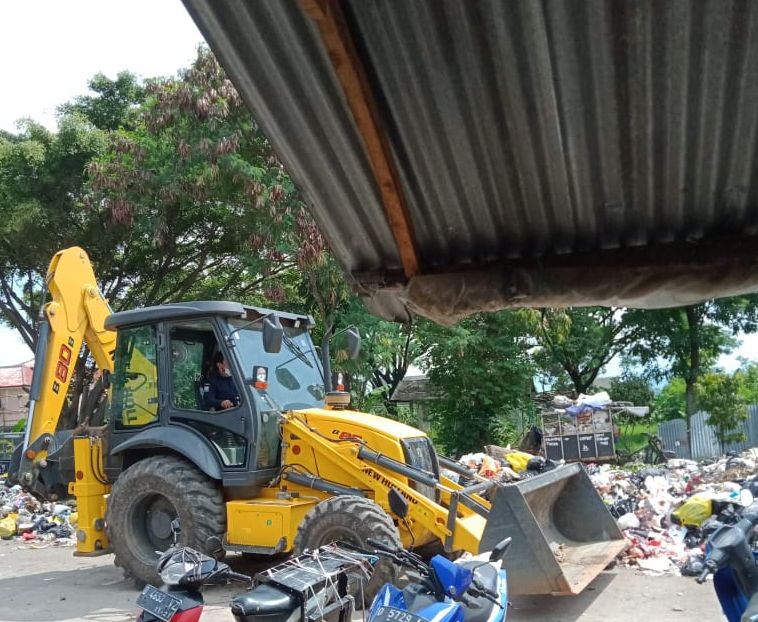Alat berat yang dioperasikan untuk mengangkut sampah di TPS Pasar Ciwastra sudah kembali beroperasi, 16 November 2020