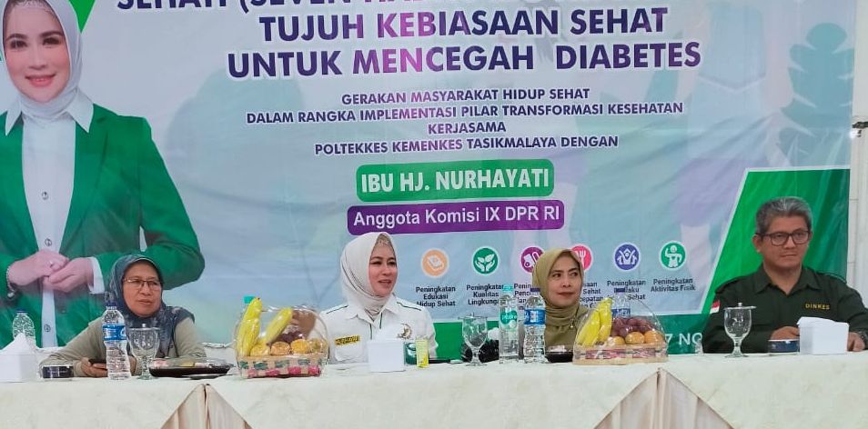 Anggota Komisi IX DPR RI Hj.Nurhayati saat memberi arahan pada acara sosialisasi kepada ratusan masyarakat di Kota Tasikmalaya tentang pencegahan diabetes.*
