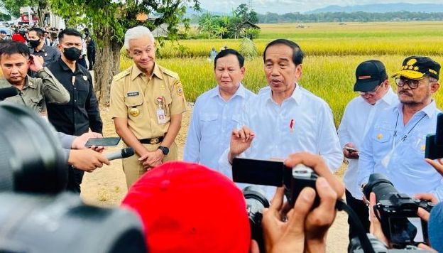 Presiden Jokowi memberikan keterangan kepada wartawan