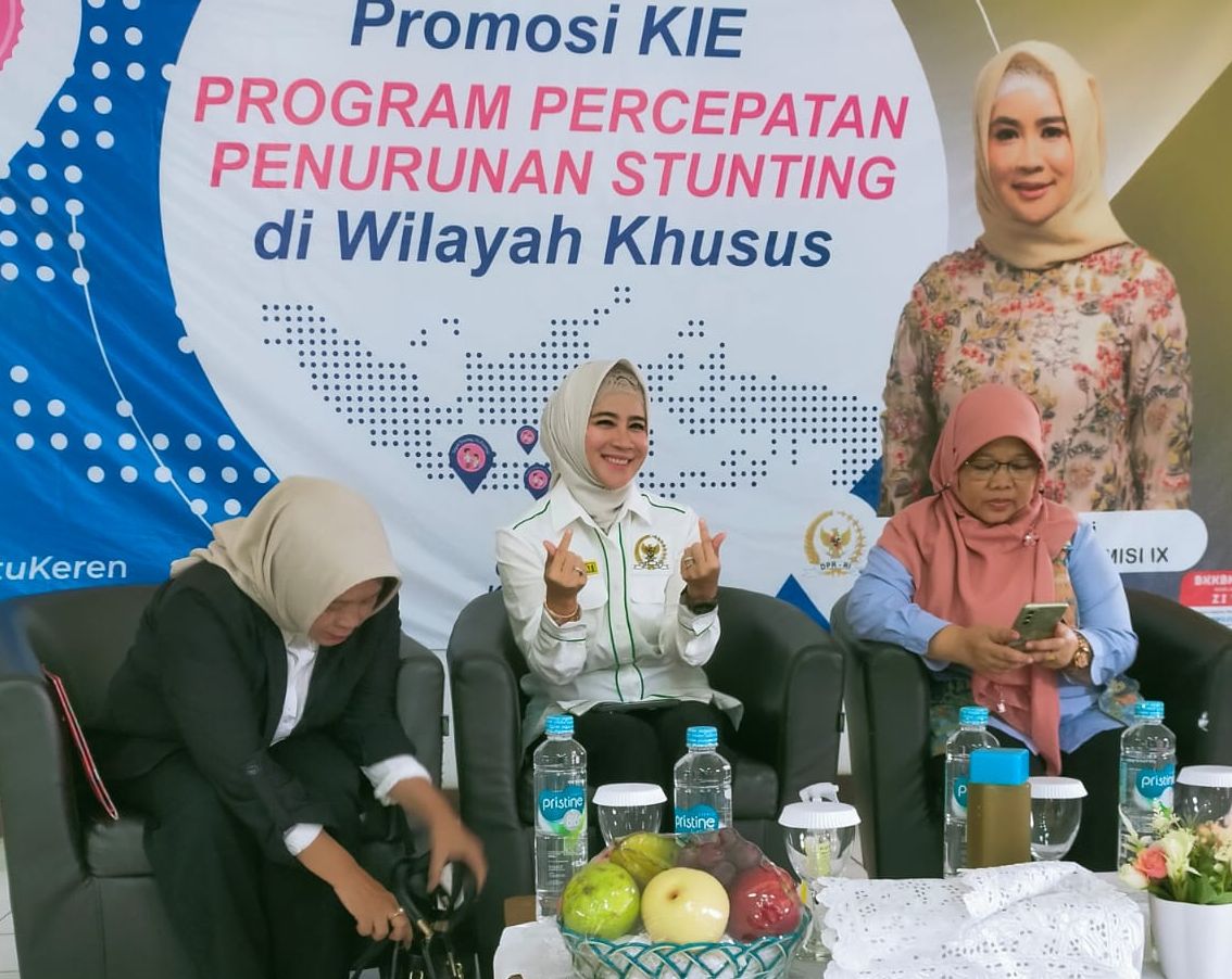 Anggota Komisi IX DPR RI, Nurhayati saat memberi arahan dan motivasi pada Program Komunikasi Informasi Edukasi (KIE). *