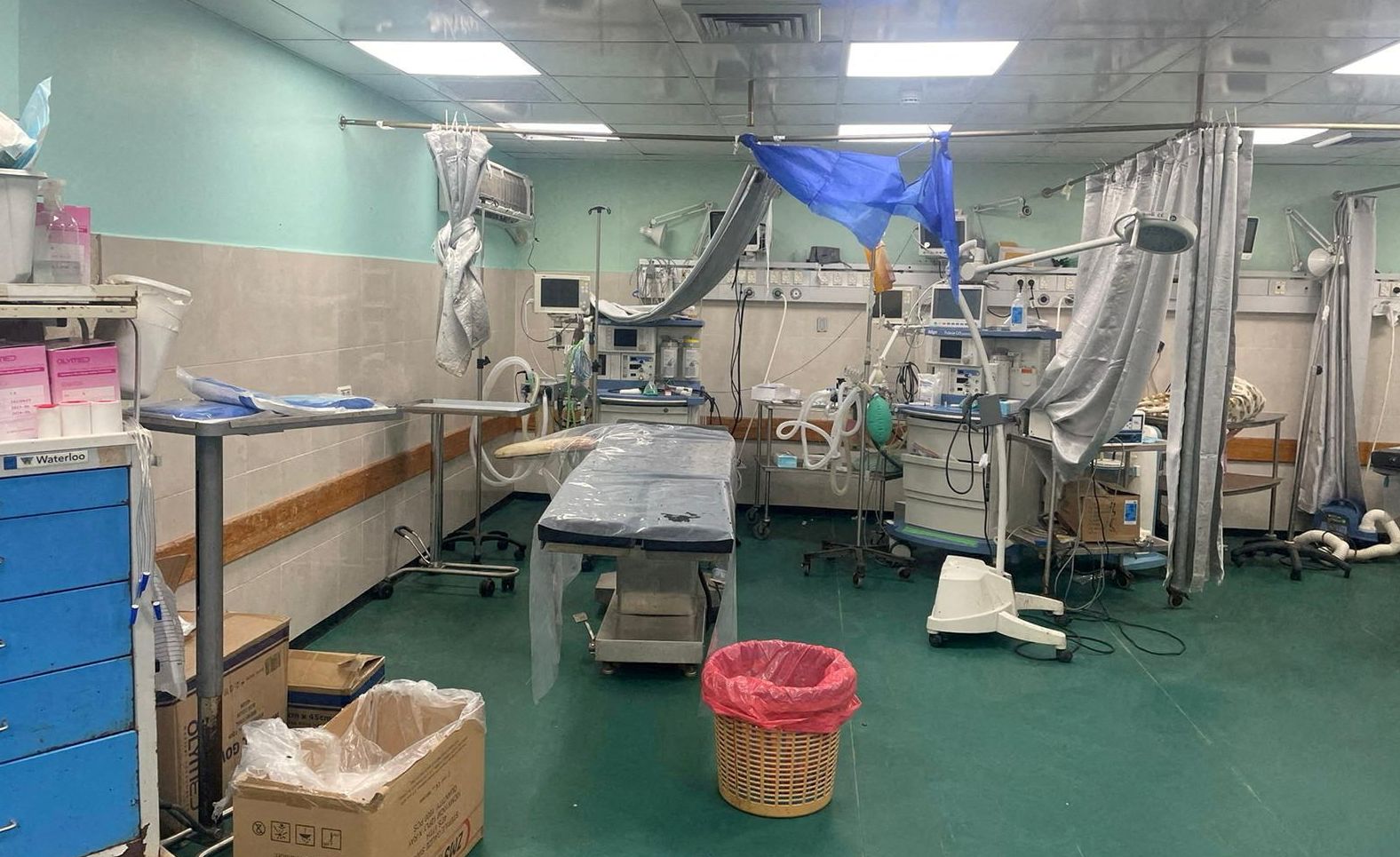 Area ruang operasi darurat terlihat di dalam rumah sakit Al Shifa selama operasi darat Israel di sekitar rumah sakit, di Kota Gaza 12 November 2023.
