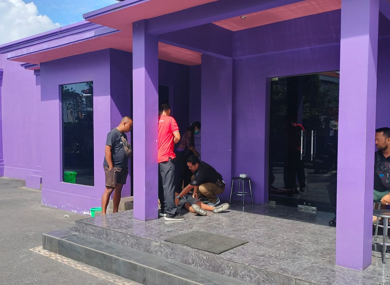 Seorang pria ditemukan meninggal dunia di depan pintu masuk Cafe Blue Star, Jalan Kerta Dalem, Sidakarya, Denpasar.