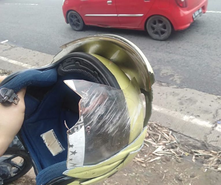 Helm milik pengendara motor yang terjatuh di Jalan Nasional Nagreg arah Bandung depan pintu masuk Perumahan Cicalengka Cengkeh Indah (CCI).