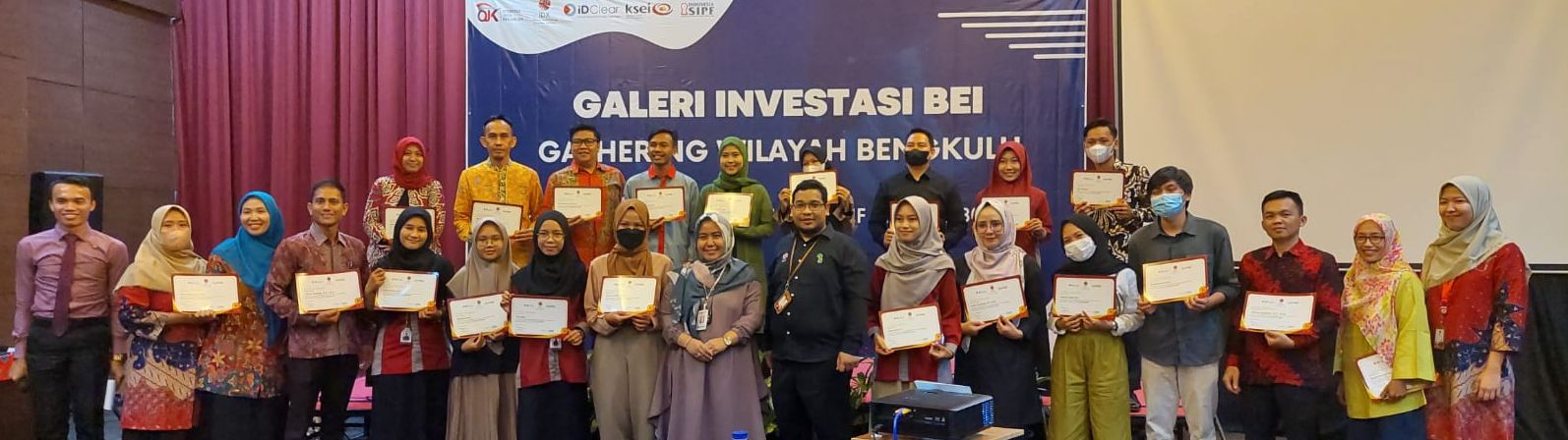 BEI Bengkulu juga memberikan penghargaan kepada 25 pengajar aktif dari anggota Galeri Investasi BEI/ Fotgo: Iyud/ikobengkulu.com/