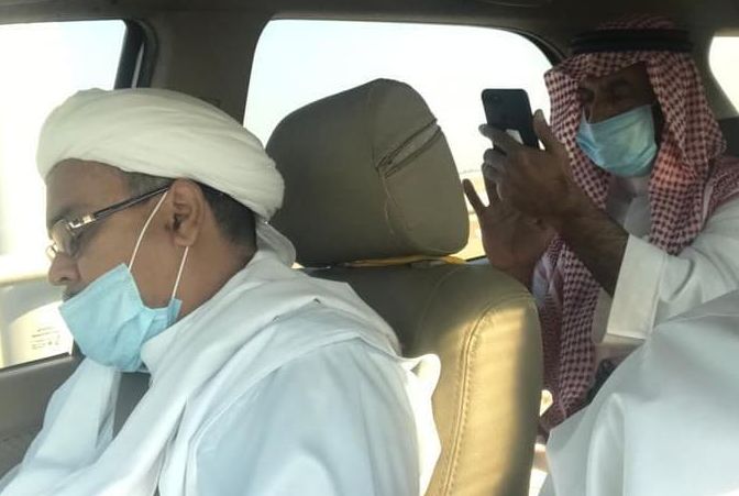 Sebuah foto menunjukan Habib Rizieq sedang dalam perjalanan ke bandara di Kota Jeddah, Arab Saudi, beredar di Instagram, Senin, 9 November 2020. 