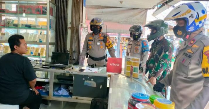 Polres Subang adakan patroli ke toko-toko yang masih buka.