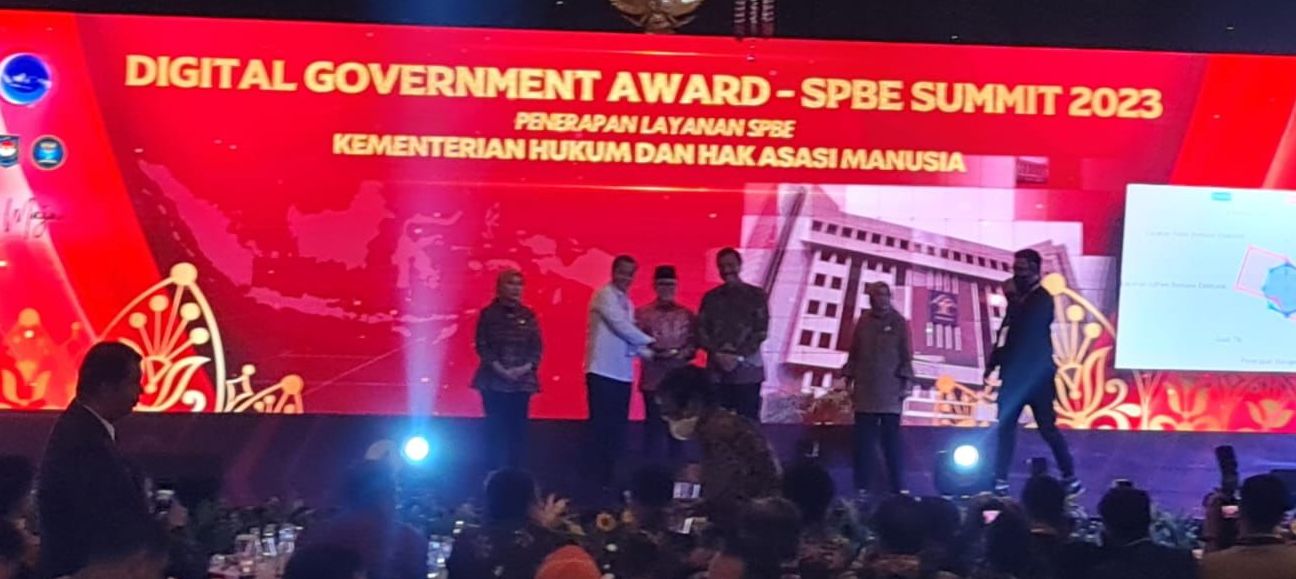 Kementerian Hukum dan HAM (Kemenkumham) menerima penghargaan Digital Government Award dalam kategori Penerapan Layanan Sistem Pemerintahan Berbasis Elektronik (SPBE) Terbaik tahun 2021-2022. 