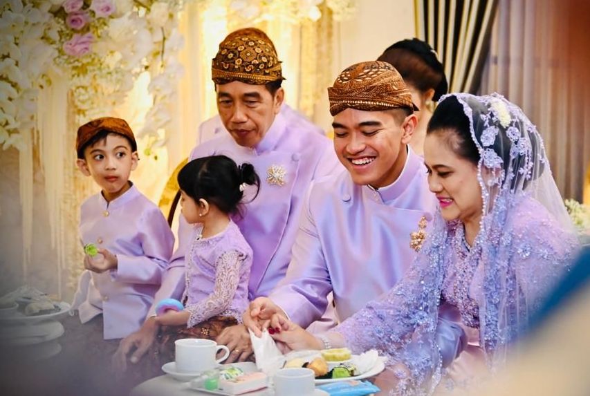 Kaesang Pangarep didampingi kedua orang tua, Presiden Jokowi dan ibu Iriana saat menghadiri rangkaian acara Midodareni di kediaman Erina Gudono Sleman Yogyakarta 