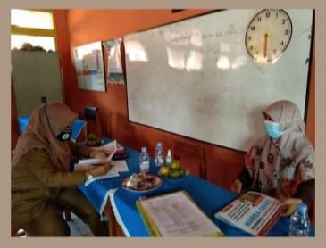 Kegiatan verifikasi Puskesmas Kecamatan Kertasemaya, Indramayu dalam mengecek kondisi sekolah jelang PTM