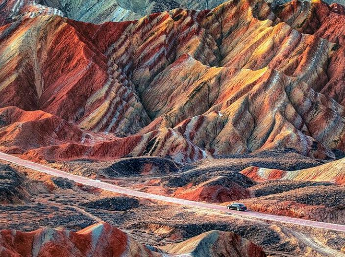 Warna asli dari Rainbow Mountais adalah merah bata yang muncul akibat sedimentasi hematit di antara pori-pori batuan.