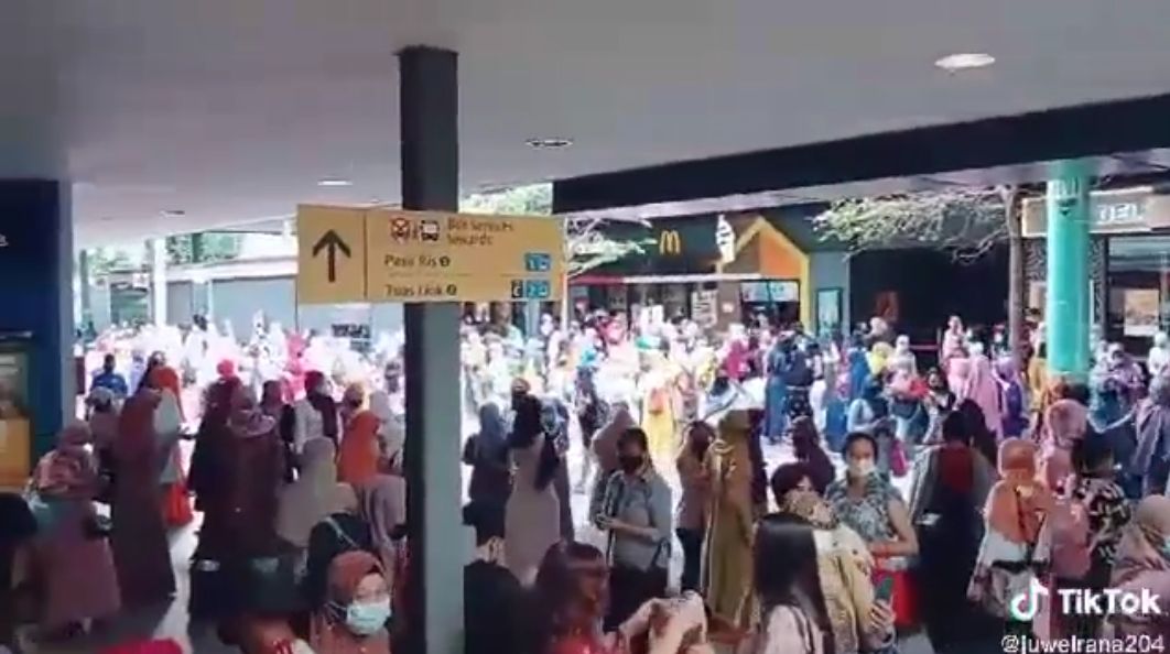 Suasana disala satu Stasiun MRT saat Lebaran
