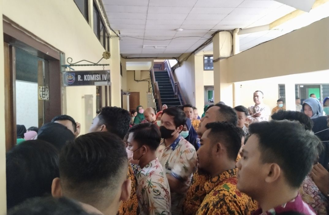 Para nakes Kabupaten Tegal saat menggeruduk Komisi IV DPRD Kabupaten Tegal guna meminta Pemkab Tegal untuk mengusulkan penambahan kuota PPPK. 