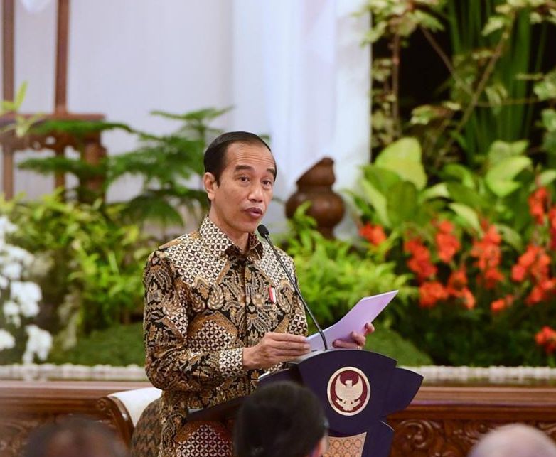 Presiden Jokowi menerbitkan Perpres Nomor 14 Tahun 2021 yang salah satu isinya menerapkan denda dan penghentian pemberian bansos bagi masarakat yang menolak vaksinasi