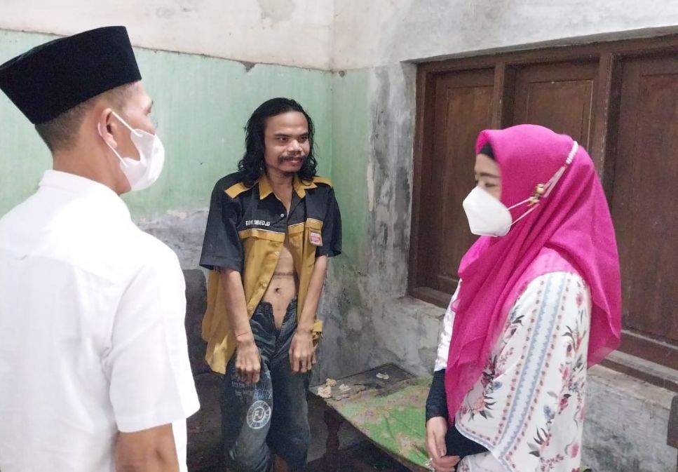 Anggota DPR Dewi Aryani saat blusukan menemui salah satu ODGJ