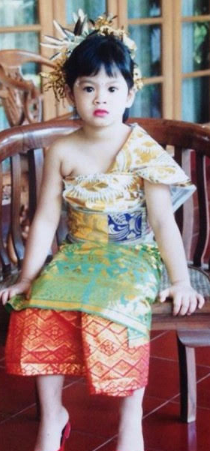 Hana saat mengenakan baju adat Bali