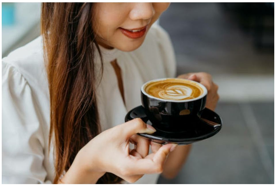 Ilustrasi minum kopi saat lelah bisa menambah energi.