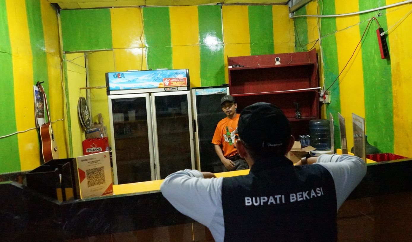 Penjabat Bupati Bekasi Dani Ramdan memimpin pencabutan izin toko minuman keras di Cikarang.