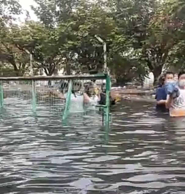 banjir rob Pelabuhan Tanjung emas semarang genangi pabrik