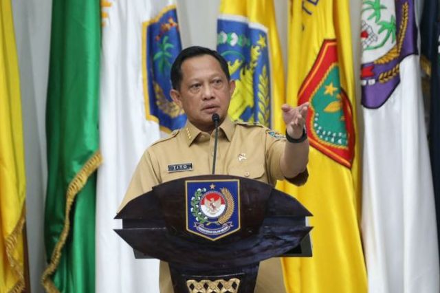 Menteri Dalam Negeri (Mendagri) Muhammad Tito Karnavian mengeluarkan instruksi terbaru sebagai kelanjutan langkah pemerintah membatalkan penerapan PPKM Level 3 secara merata di tanah air saat libur Natal dan Tahun Baru. . 