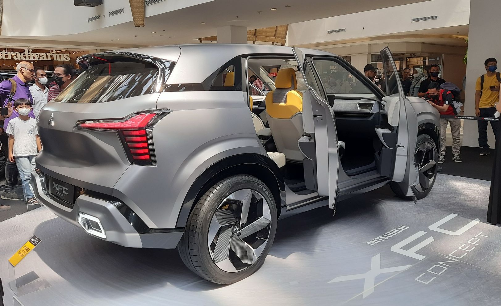 Sedikit penampakan sisi interior Mitsubishi XFC Concept yang dipamerkan di Mal Paskal 23, Jalan Pasirkaliki Kota Bandung, 22-24 Maret 2023.*/  