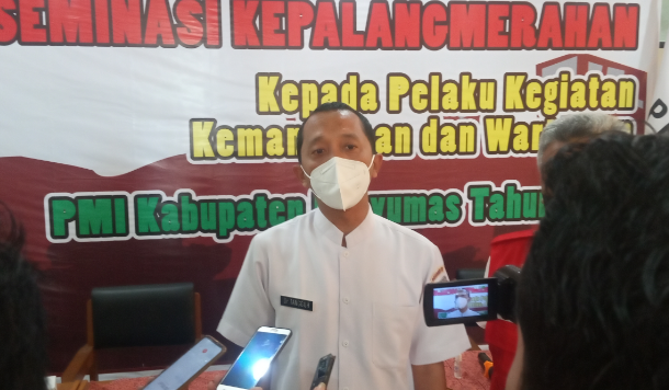 Wakil Ketua 2 PMI Kabupaten Banyumas dr.  Tangguh Budi Prasetyo berikan keterangan kepada media di aula Markas PMI Kabupaten Banyumas, Sokaraja, hari Kamis 16 Desember 2021.
