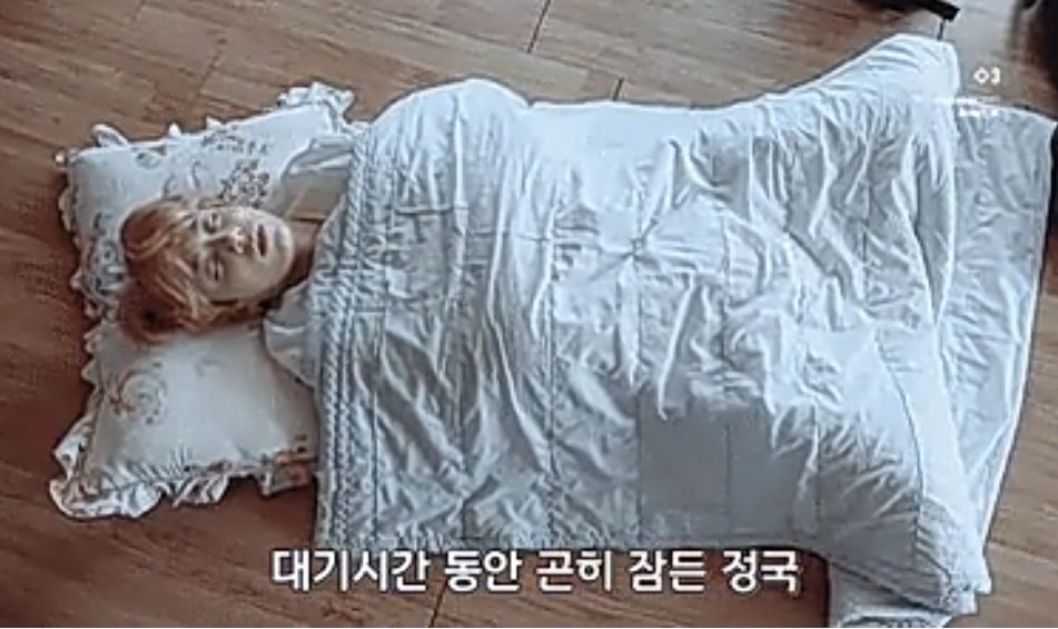 Jungkook BTS tidur