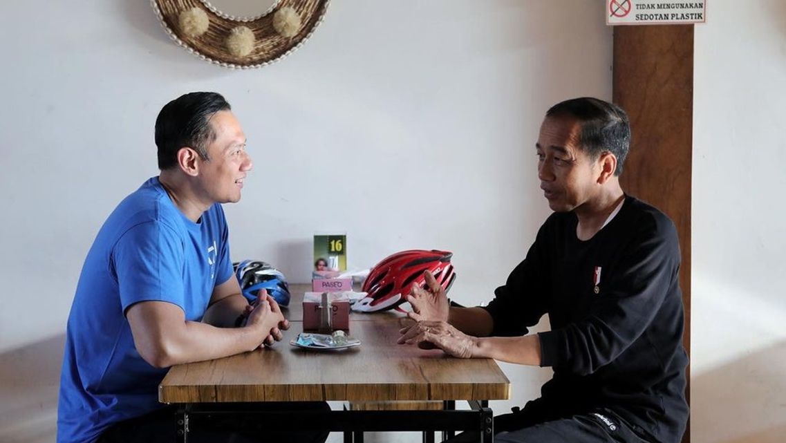 AHY dan Jokowi saat sedang berbincang bersama di sebuah rumah makan gudeg Yogyakarta, Minggu, 28 Januari 2024.