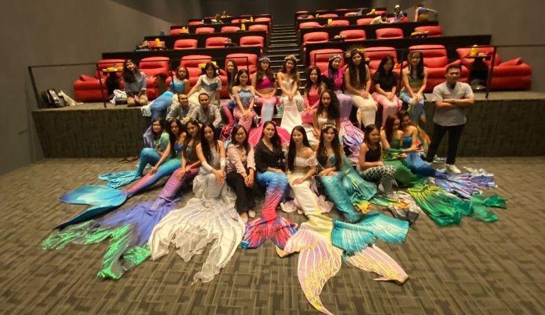 Acara nonton bareng bersama mermaid ini diprakarsai oleh Putri Duyung Indonesia, yang dinakhodai Mermaid Pia.