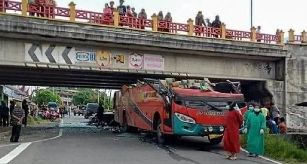 Viral Di TikTok Kecelakaan Bus Di Padang Panjang Yang Tabrak Jembatan ...