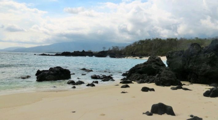 Pantai Wato Tena dengan hamparan laut biru menemus pandang ke arah Pulau Flores.