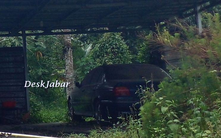 Mobil BMW warna biru di halamah rumah TKP kasus Subang, 21 April 2022 