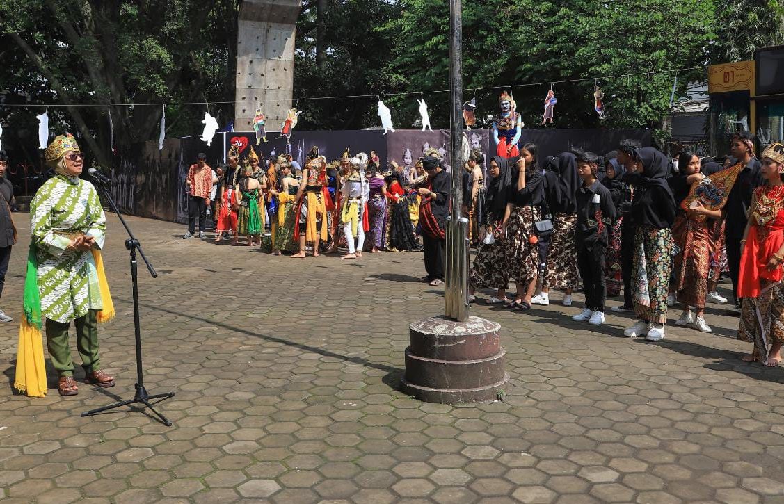 Rektor ISBI Bandung, Dr. Retno Dwimawarti membuka lanjutan acara ISBI Bandung Arts Festival 2022, Rabu 21 Desember 2022 dimeriahkan Lomba Cosplay, Live Painting, dan Pertunjukkan Wayang Orang