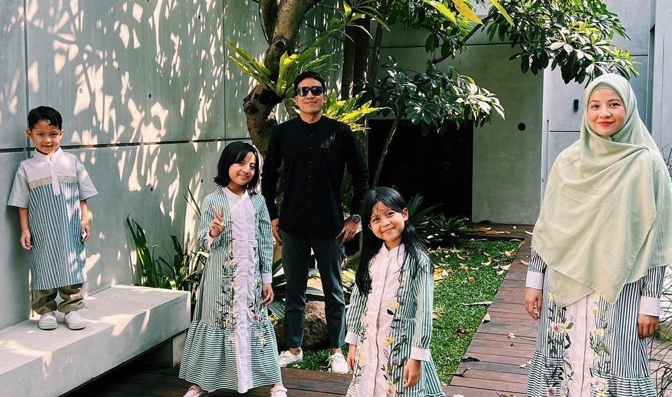 Postingan Instagram Natasha Rizki saat Lebaran 1444 H, Desta mengenakan pakaian berbeda.