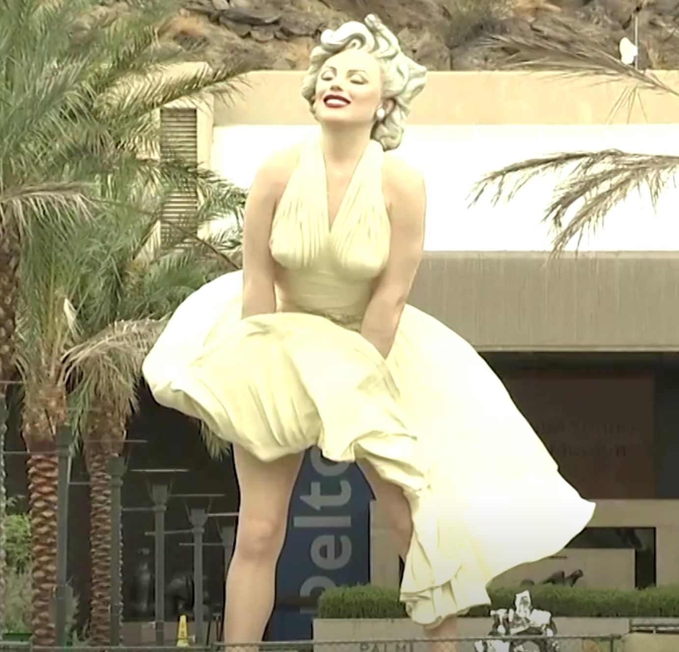 Patung Marilyn Monroe Kembali Dipajang di Depan Palm Springs Art Museum.