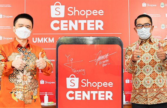 Penandatanganan papan simbolis Shopee Center oleh Shopee dan Pemprov Jabar.