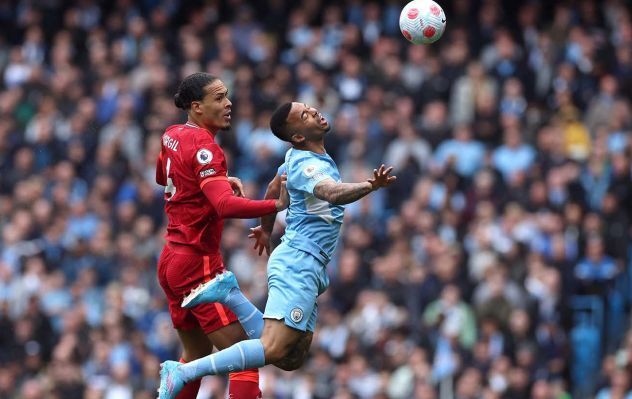 Virgil van Dijk (kiri) jadi salah satu pemain yang dikritik atas buruknya performa Liverpool.