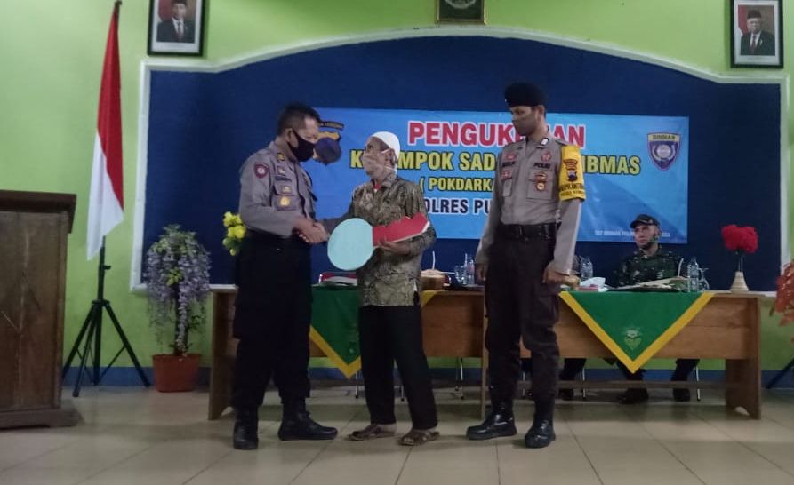 Kapolsek Rembang AKP Sunarto secara simbolis menyerahkan kunci rumahkepada Suheni warga Desa Losari, Kecamatan Rembang, Kabupaten Purbalingga 