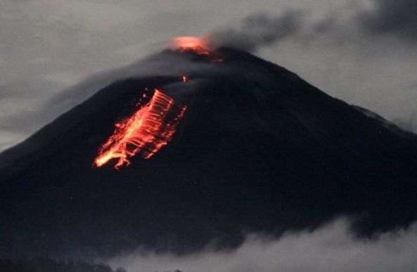 Jadi Tontonan Warga, Penampakan Lahar Panas Setinggi 30 Meter Erupsi Gunung Semeru