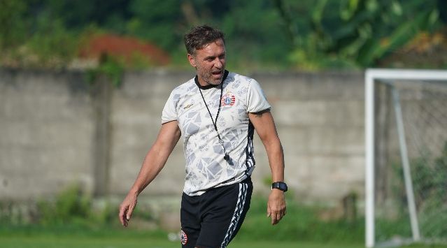 Pelatih Persija Jakarta, Thomas Doll. PSM Makassar siap bajak anak emas.