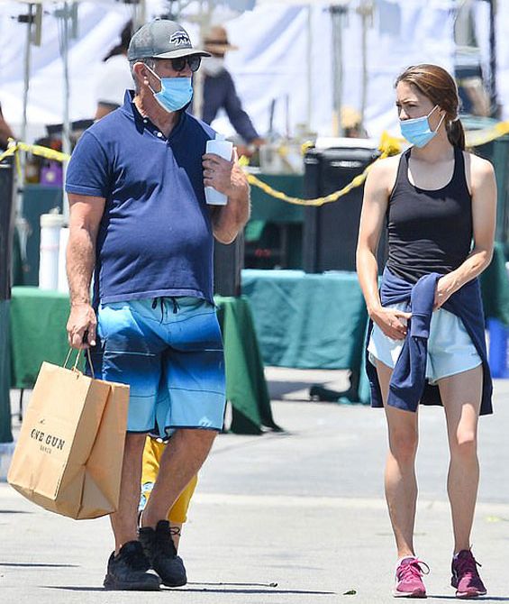 Mel Gibson terpantau menggunakan masker di bawah hidungnya saat berjalan-jalan di Malibu, 12 Juli 2020.