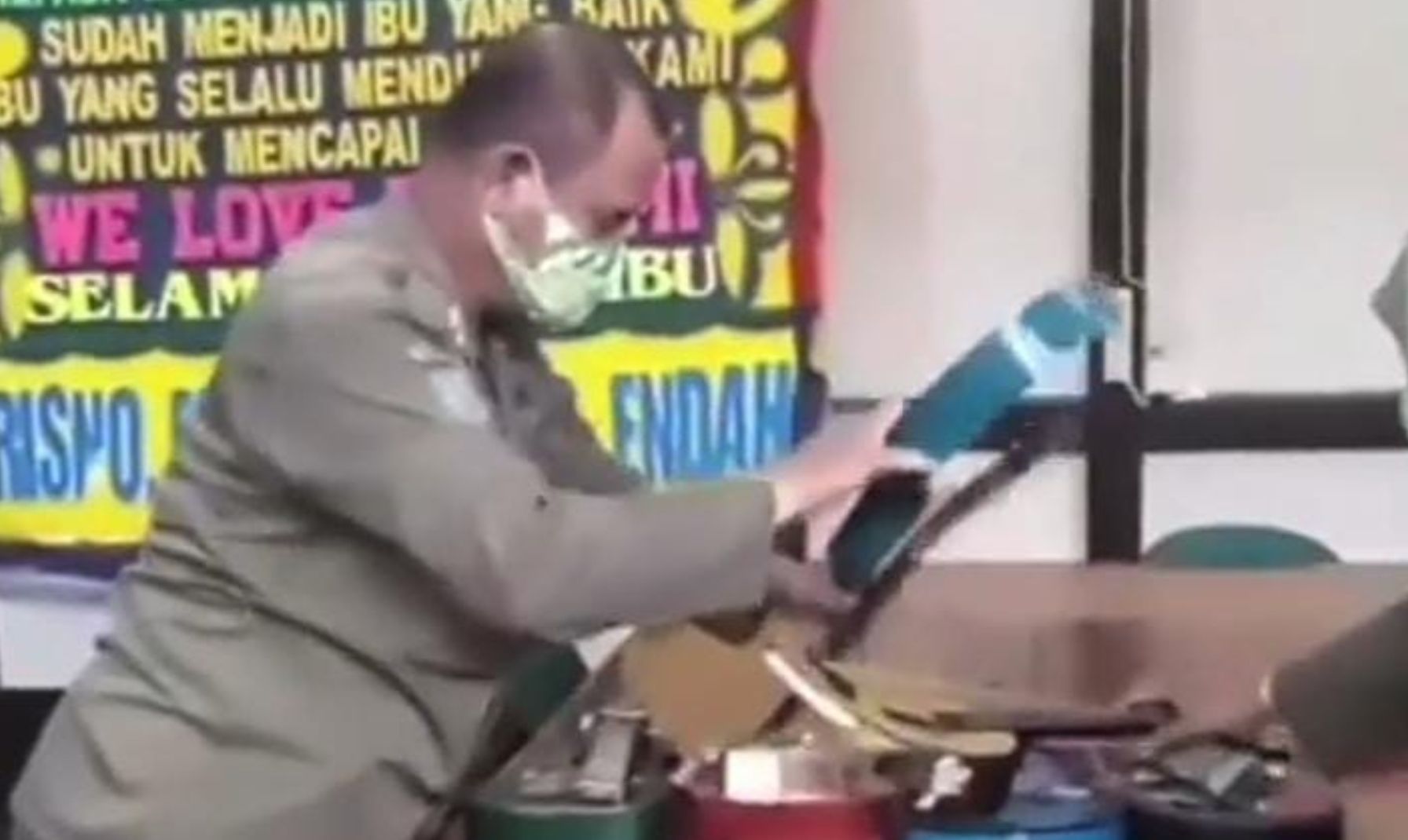 Satpol PP Kota Pontianak tengah menghancurkan alat musik milik pengamen