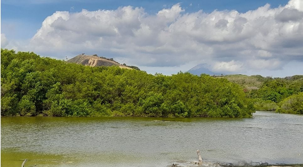 Foto tepian Danau Kota Kaya yang mendekati bibir pantai Desa Adonara