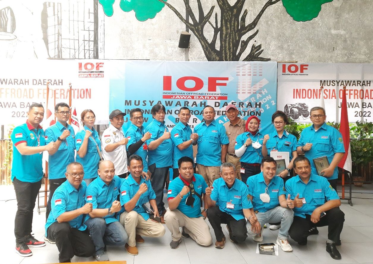 Jajaran pengurus IOF Jabar periode 2017-2021 dibawah kepemimipinan Buyung Lalana bergambar bersama ketua terpilih IOF Jabar Ayi Supriatna./   