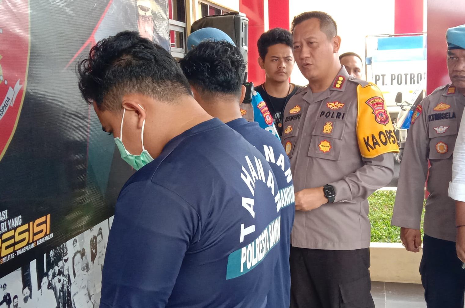 Jajaran Polresta Bandung menangkap tesangka pembunuhan pelajar yang mayatnya ditemukan di parit sekitar Sodetan Sungai Cisangkuy, Desa Bojongkunci, Kecamatan Pemeungpeuk, Kabupaten Bandung, Sabtu 20 Januari 2024. 