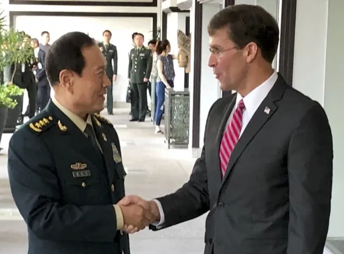 Menteri Pertahanan China Wei Fenghe, kiri, menyapa Menteri Pertahanan AS Mark Esper.