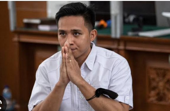 Ekspresi terdakwa Richard Eliezer Pudihang Lumiu saat di vonis 18 bulan penjara oleh Majelis  Hakim di Pengadilan Negeri Jakarta Selatan