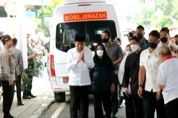 Jokowi dan Iriana Hadir Melayat ke Rumah Duka Istri Moeldoko Koesni Harningsih