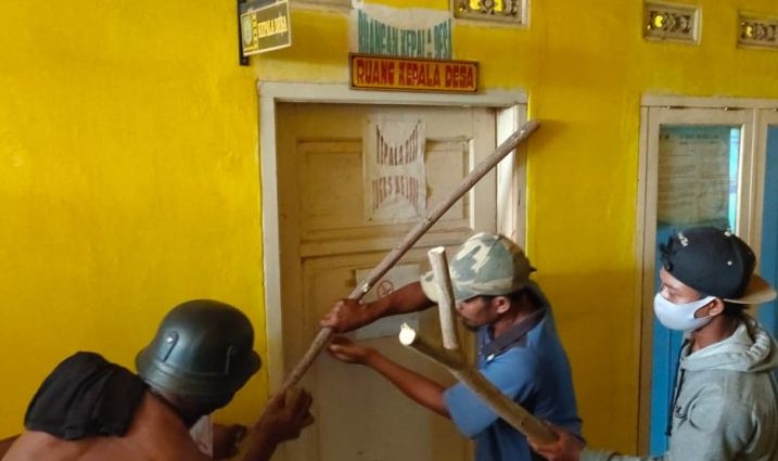 Warga Desa Anggasari mengunci pintu masuk ruang kantor sang kepala desa.  